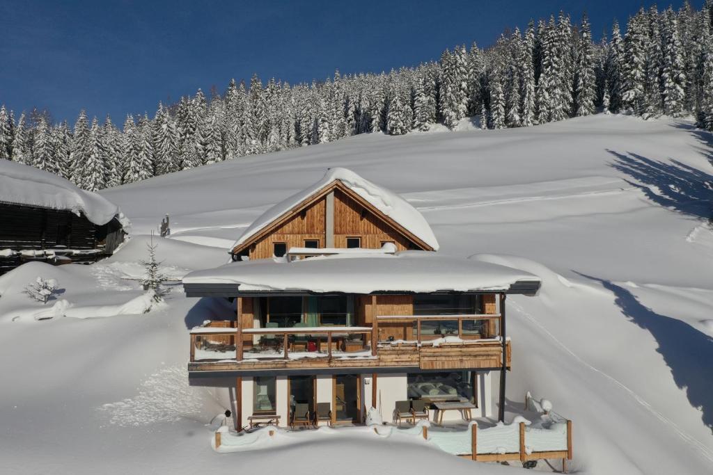 ヴァークラインにあるExclusiv Ferienwohnung Alpakablick Wagrainの雪上の小屋