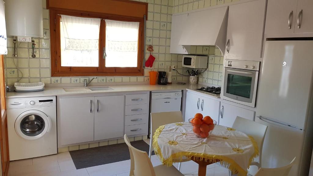 Kuchyňa alebo kuchynka v ubytovaní Villa Juani