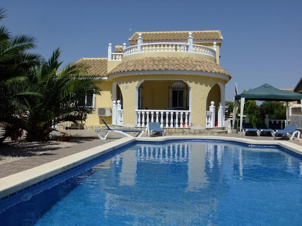een huis met een zwembad voor een huis bij Villa Isabel in Murcia