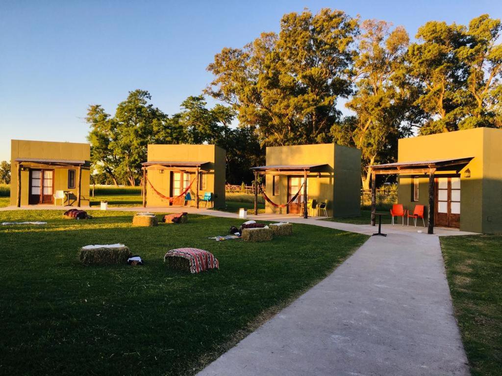 un edificio con parque infantil en Hostel de campo La Providencia en Lobos