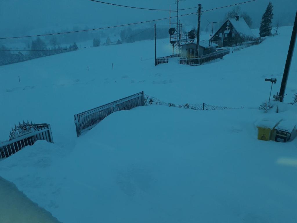 貝倫斯泰因的住宿－Fewo mit Fichtelberg und Keilbergblick，雪覆盖的滑雪场,夜晚有蓝色的灯光