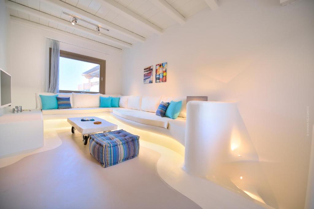 salon z kanapą i stołem w obiekcie Villa Kimothoe by Thalassa Residence Mykonos w mieście Elia