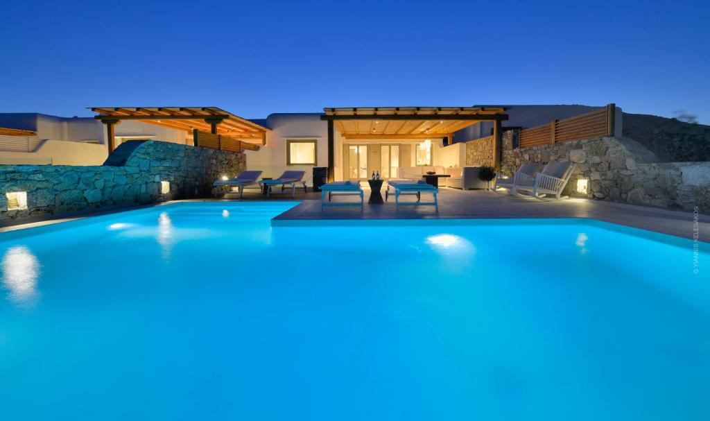 basen w willi nocą w obiekcie Villa Kimothoe by Thalassa Residence Mykonos w mieście Elia