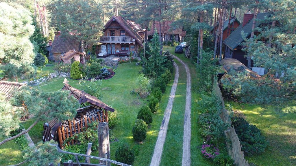 an aerial view of a yard with a house at Zielone Domki in Nowy Zyzdrój