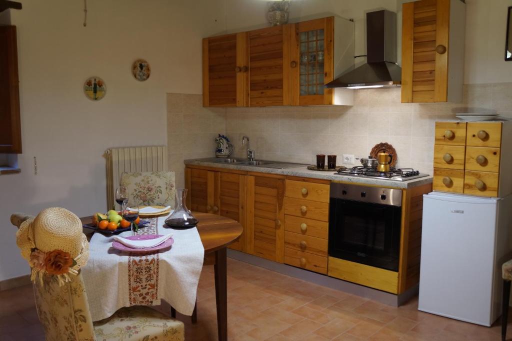 Kuchyň nebo kuchyňský kout v ubytování Frigino Agriturismo