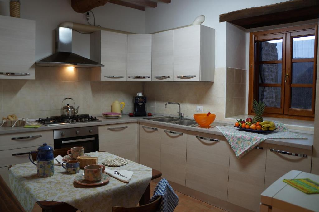 Kuchyň nebo kuchyňský kout v ubytování Frigino Agriturismo
