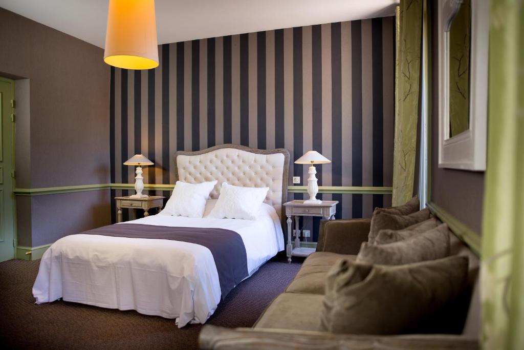 ヴァル・レ・バンにあるHôtel Helvie - Teritoriaのベッドとソファ付きのホテルルーム