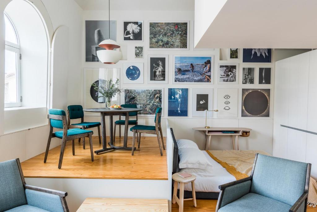 Habitación con cama, mesa y sillas. en Flattered to be in Porto en Oporto