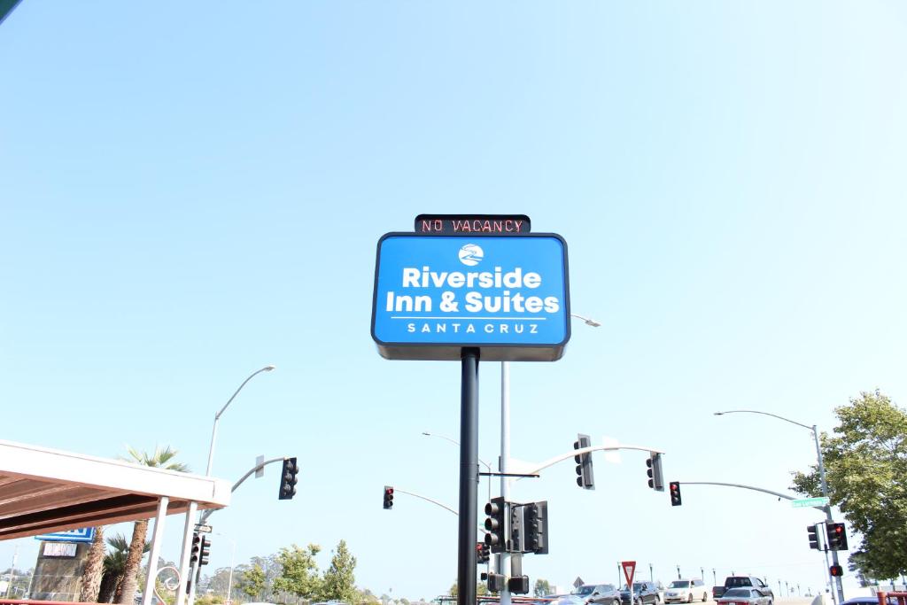 een bord voor een motorherberg en suites in een straat bij Riverside Inn & Suites Santa Cruz in Santa Cruz