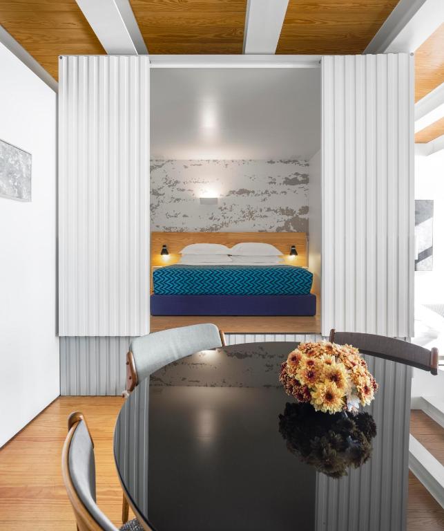 a room with a desk and a bed at Flattered to be in Porto in Porto