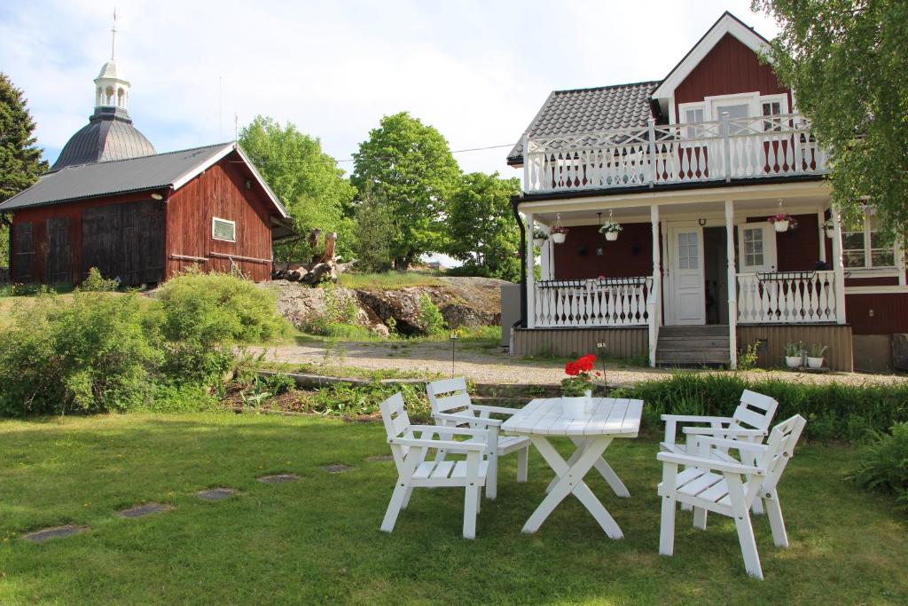 une table et des chaises devant une maison dans l'établissement Hedesunda Bed & Breakfast, à Hedesunda