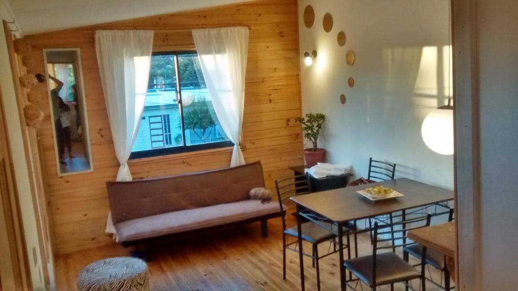 sala de estar con sofá y mesa en departamento valdivia, en Valdivia