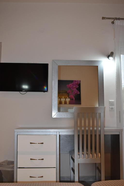 TV a/nebo společenská místnost v ubytování Marinis Boutique Rooms