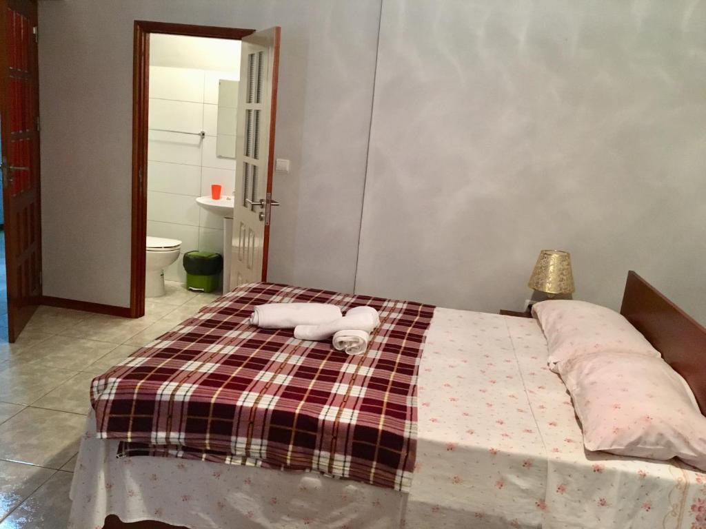 Postel nebo postele na pokoji v ubytování Laginha Beach Guest House