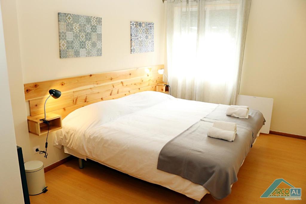 um quarto com uma cama com duas toalhas em " Arco da Fajã" For 7 max em Ponta Delgada