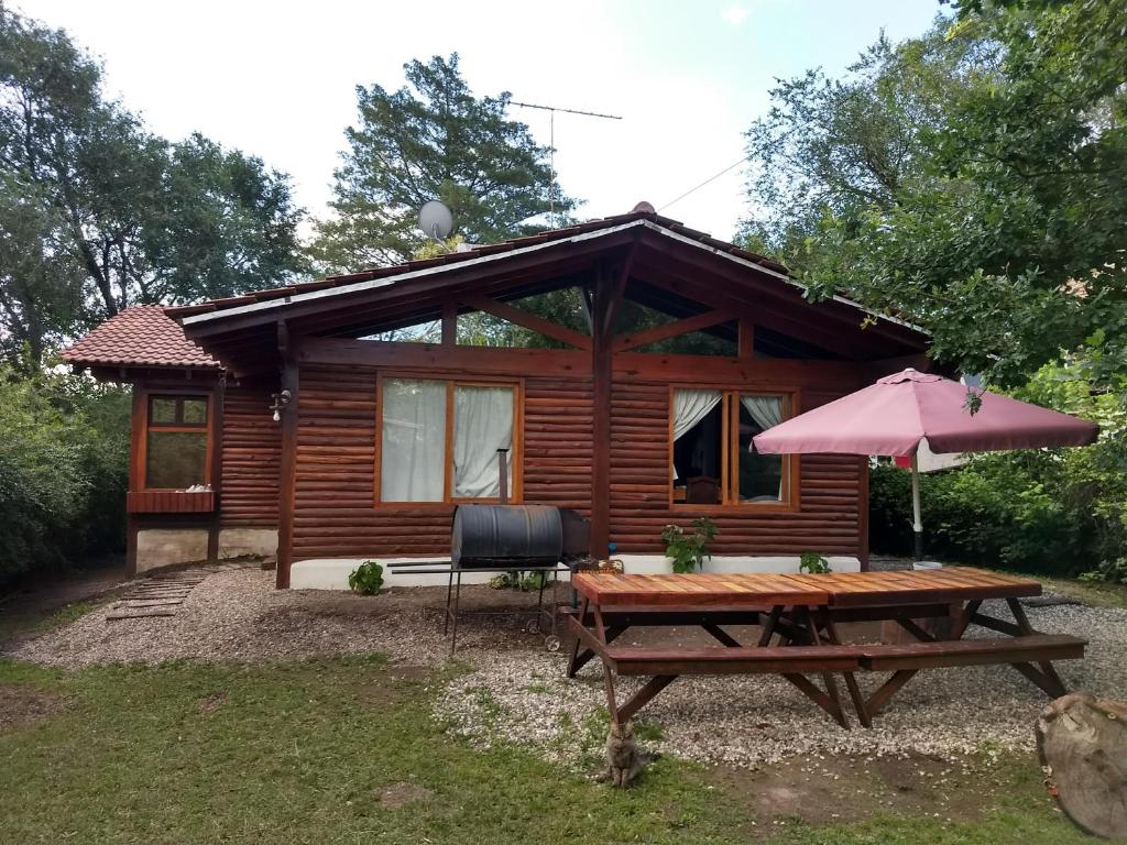 El edificio en el que está el chalet de montaña