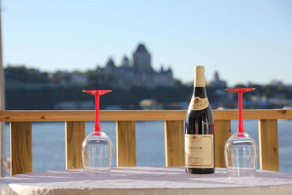 dos botellas de vino sentadas en una mesa en Bonheur partagé, en Lévis