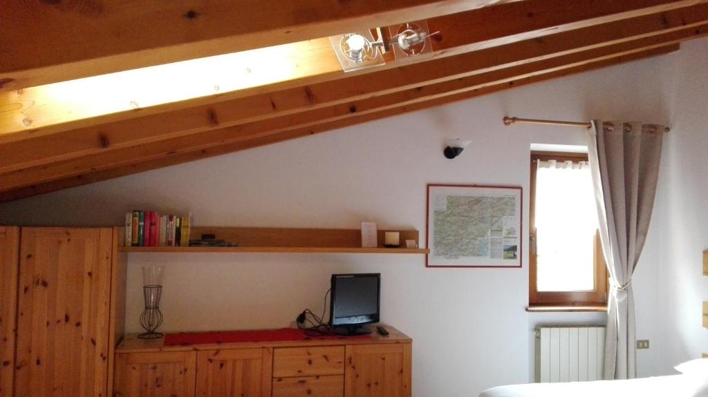 Zimmer mit einem Schreibtisch und einem Laptop darauf in der Unterkunft Sweet Home Casa Vacanze "La Mansarda" in Rovetta