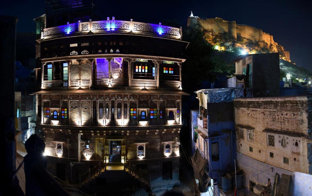 un edificio con luci sopra di esso di notte di The Thikana Heritage a Jodhpur