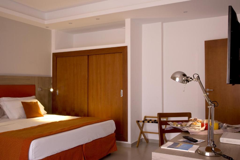 Łóżko lub łóżka w pokoju w obiekcie American Hotel