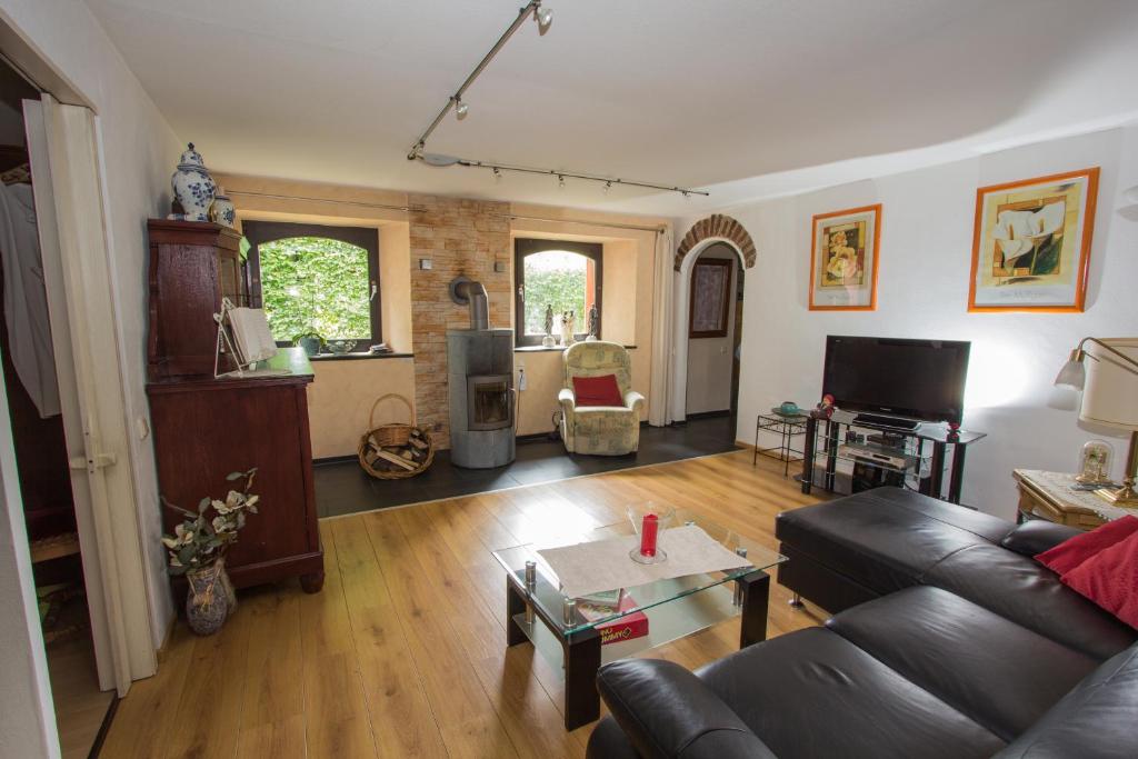 ein Wohnzimmer mit einem Sofa und einem TV in der Unterkunft Ferienhaus Vennblick in Monschau