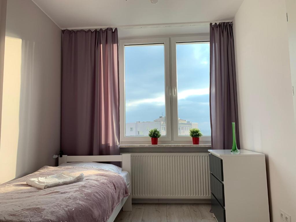 Posteľ alebo postele v izbe v ubytovaní WARSZAWA CENTER POWIŚLE 3 rooms 10th floor view