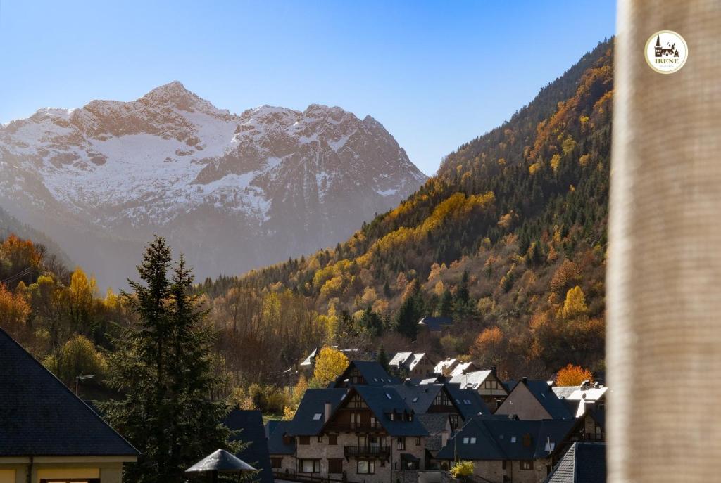 Nespecifikovaný výhled na hory nebo výhled na hory při pohledu z hotelu