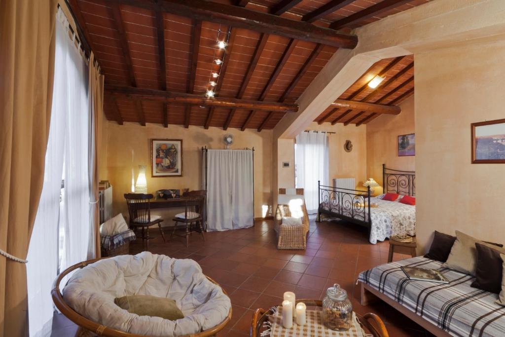 salon z kanapą i stołem w obiekcie Castello di Pratelli w mieście Incisa in Val d'Arno