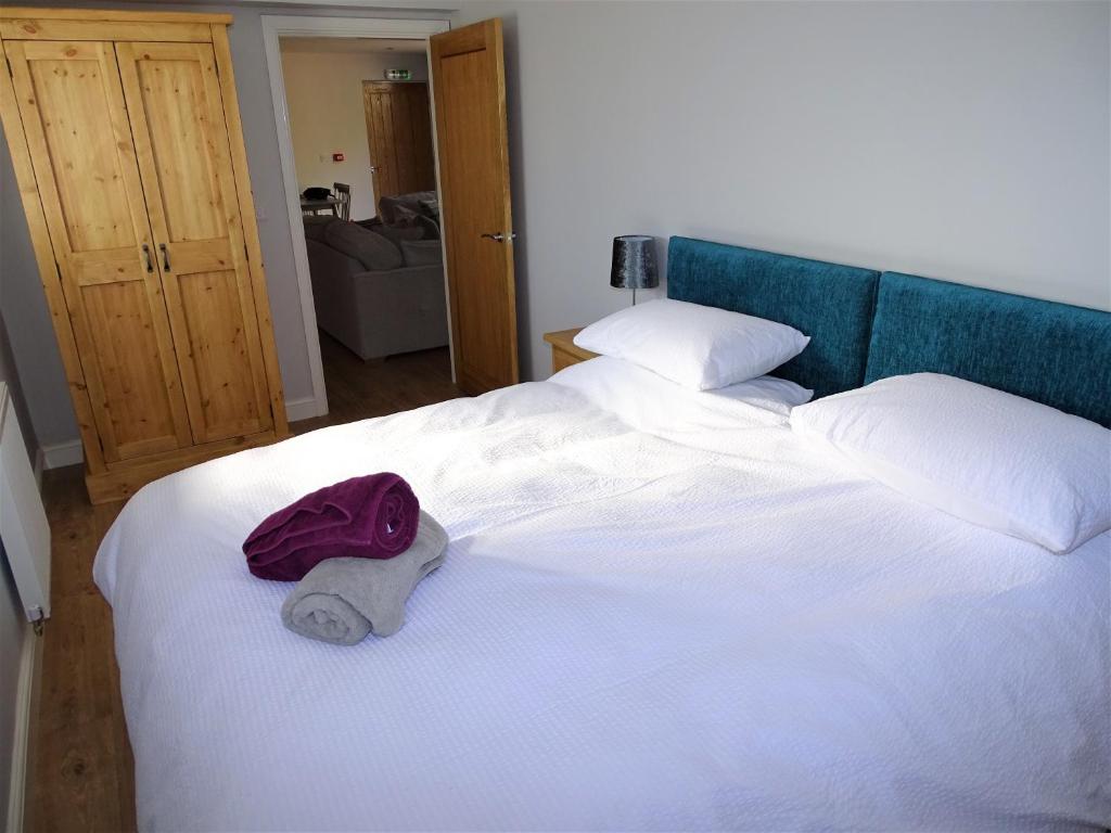 Tempat tidur dalam kamar di The Barn, Wolds Way Holiday Cottages, 2 bed ground floor