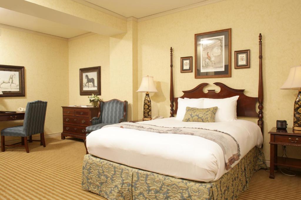 The Brown Hotel - Club Queen Room