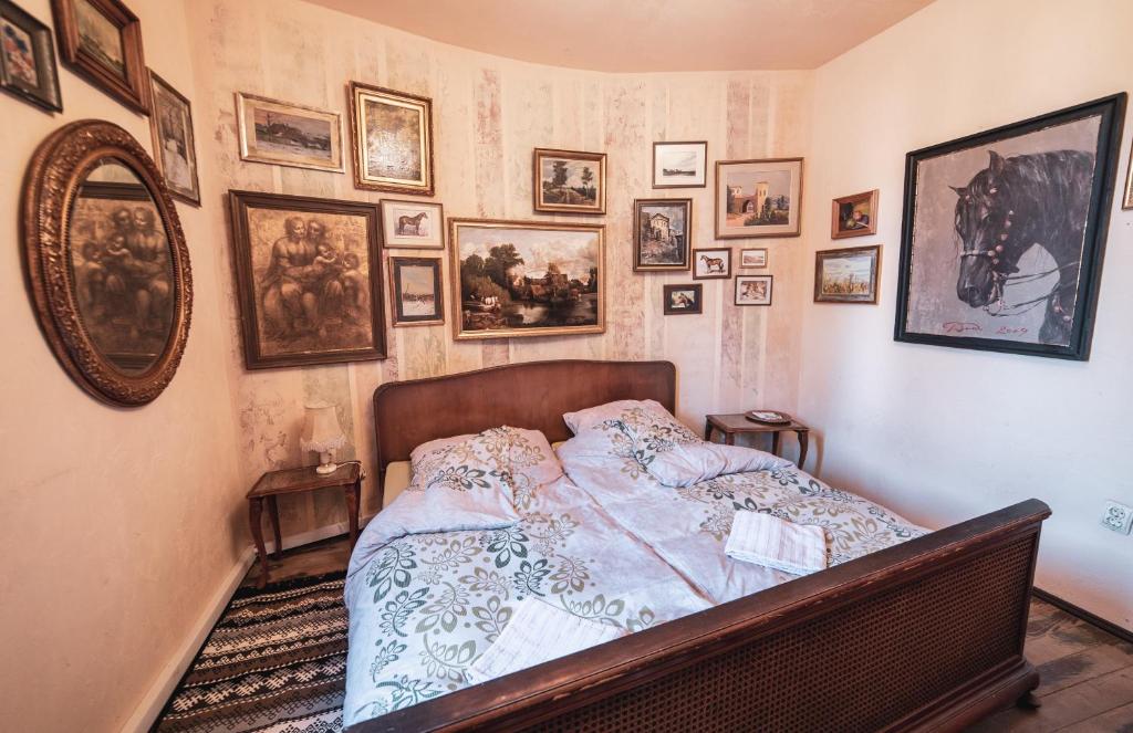 ヴェリコ・タルノヴォにあるGuest House Malkia Interのベッドルーム1室(壁に絵が描かれたベッド1台付)