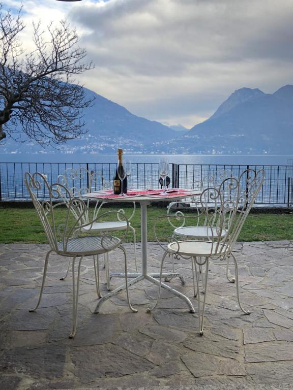 a table with two chairs and a bottle of wine at Casa vacanze Filippo in San Siro