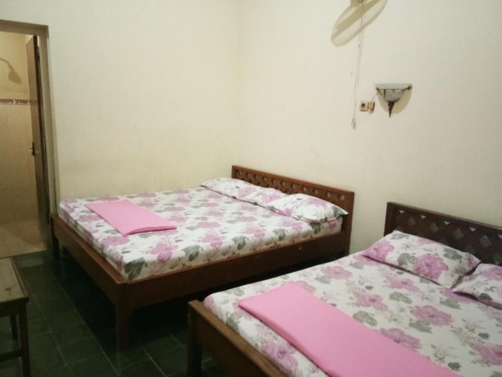 Postel nebo postele na pokoji v ubytování Prayogo Lama Family GH Prawirotaman