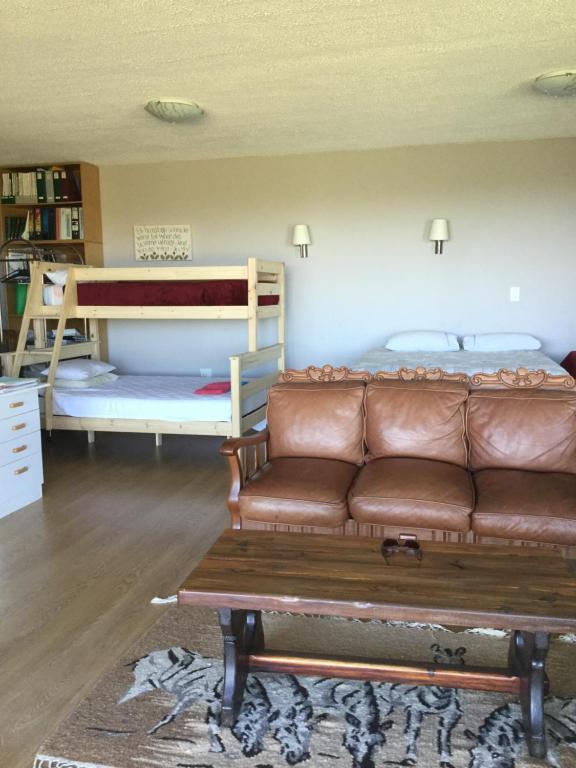 ein Wohnzimmer mit einem Sofa und Etagenbetten in der Unterkunft Windhoek Rural Self Catering in Voigtland