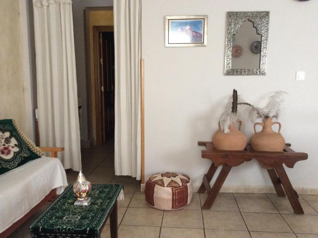 una sala de estar con una mesa con calabazas. en Apartamento Rural Castildetierra, en Arguedas