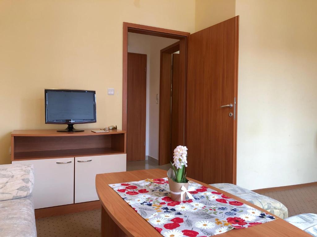 A television and/or entertainment centre at Beatris Family House