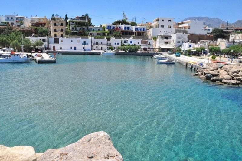マクリ・ギアロスにあるMakrygialos sun and sea homeの白い建物や船の大量の水