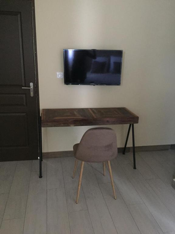 TV a/nebo společenská místnost v ubytování Ô cœur de l’île