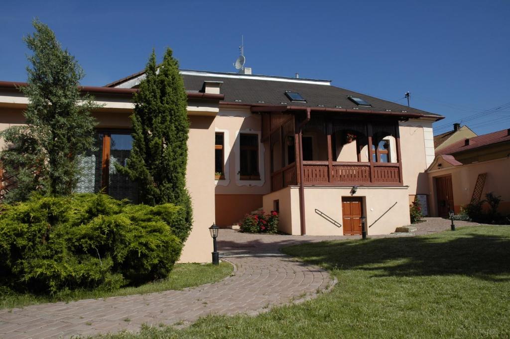 uma casa com duas pessoas na varanda em Penzión Rodina em Levoča