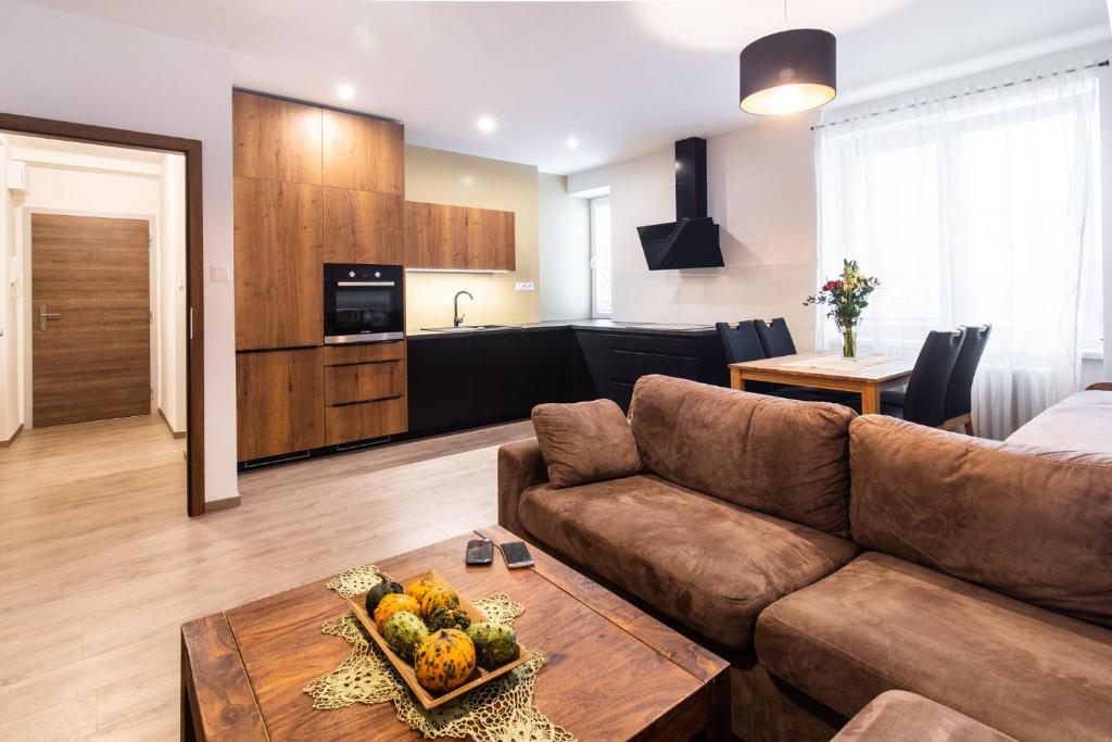 - un salon avec un canapé et une table dans l'établissement Newly renovated, Full Equipped and Quiet Apartment, à Trnava