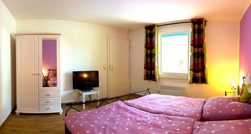 Marienfelde的住宿－Uns' Husing，一间卧室配有一张床和一台电视。