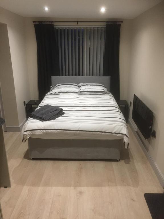 1 dormitorio con 1 cama grande y TV en Private en-suite guestroom Ruthin, en Ruthin