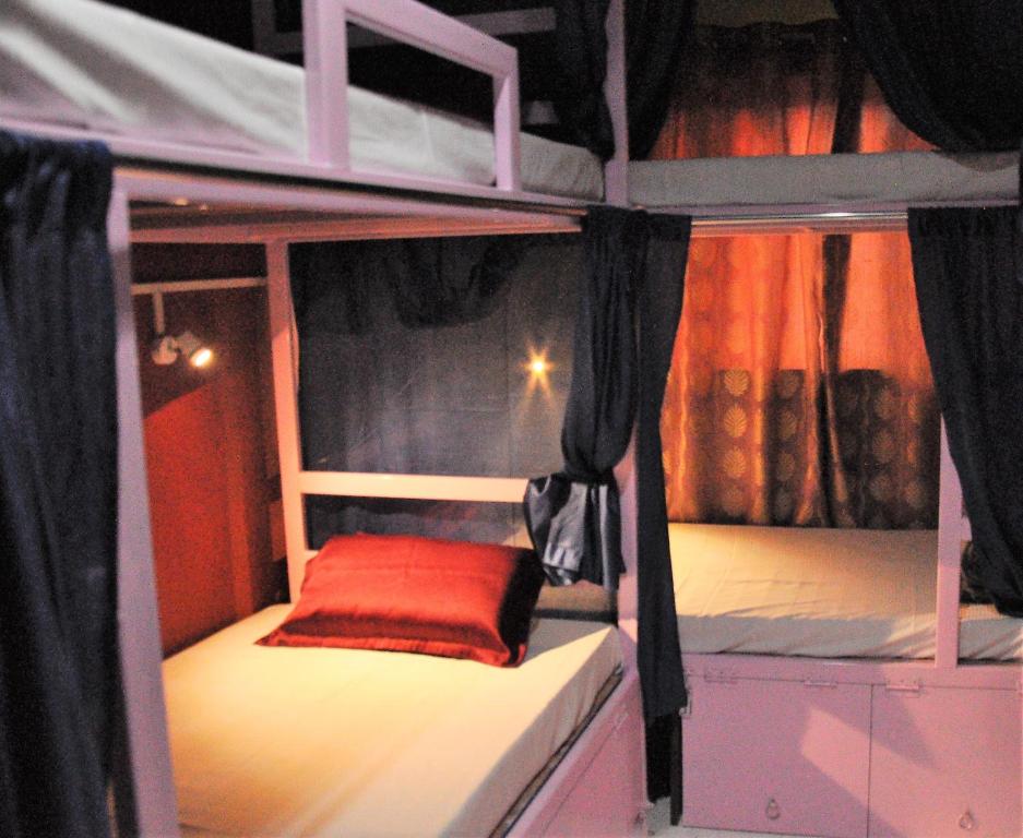 Postel nebo postele na pokoji v ubytování Ganga Fuji Home