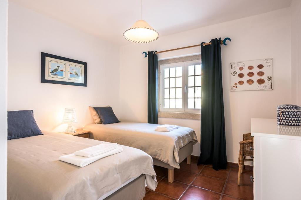 Ένα ή περισσότερα κρεβάτια σε δωμάτιο στο Villa over the Ocean in Magoito-Sintra
