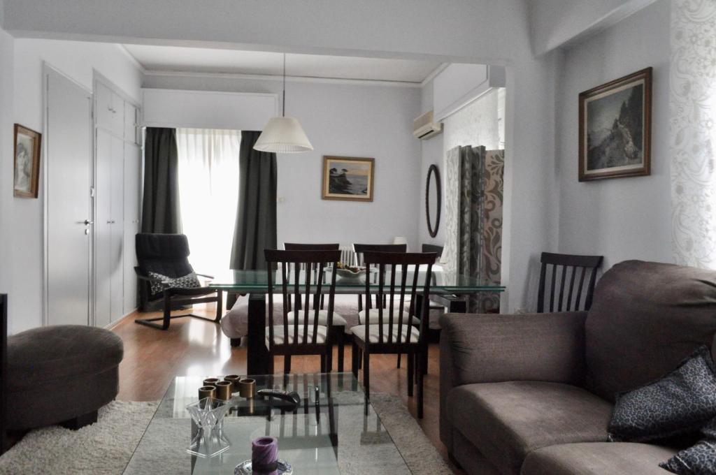 Posedenie v ubytovaní Awesome Home 3' from Metro (M3) Station Agia Paraskevi
