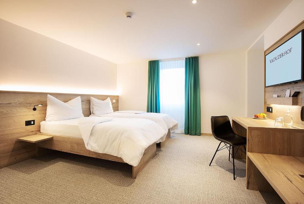Postel nebo postele na pokoji v ubytování Hotel Vaduzerhof by b-smart