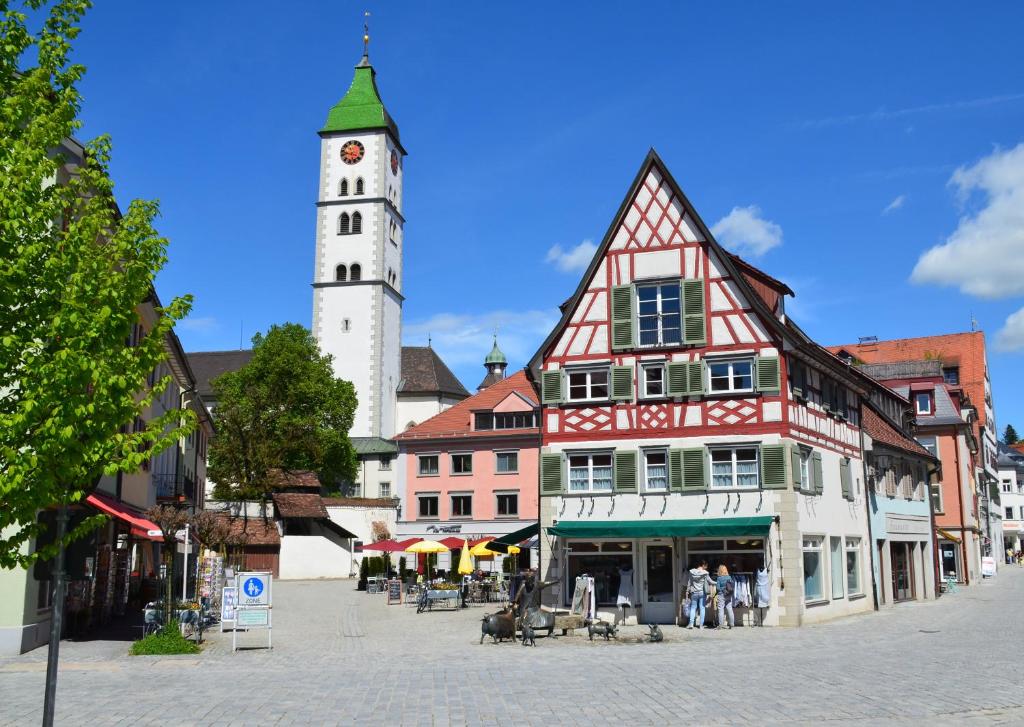 un gran edificio con una torre de reloj en una ciudad en Mendlers Ferienwohnung, en Wangen im Allgäu