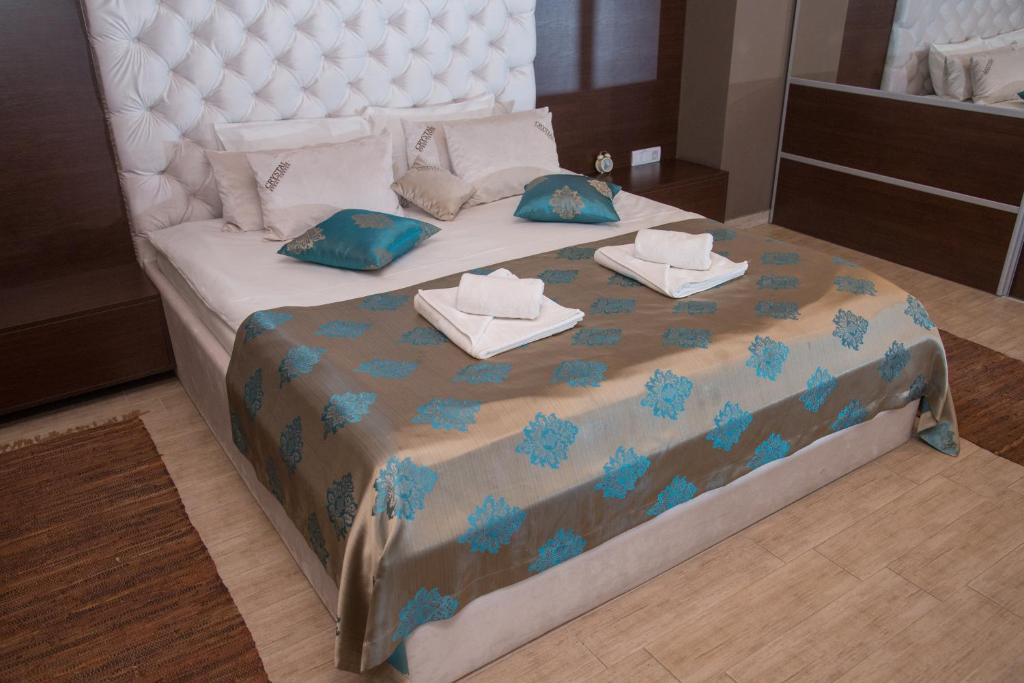 En eller flere senge i et værelse på Hotel Crystal