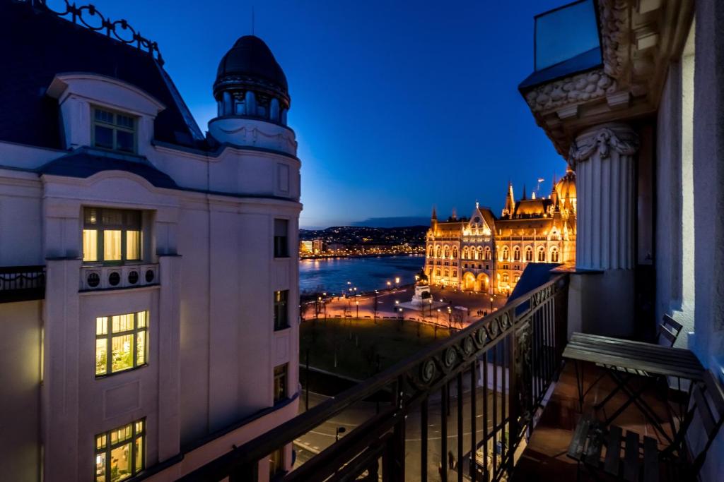 una vista del edificio del parlamento y del danube por la noche en Breathless view Parliament 2 Luxury Suites with terrace FREE PARKING RESERVATION NEEDED en Budapest