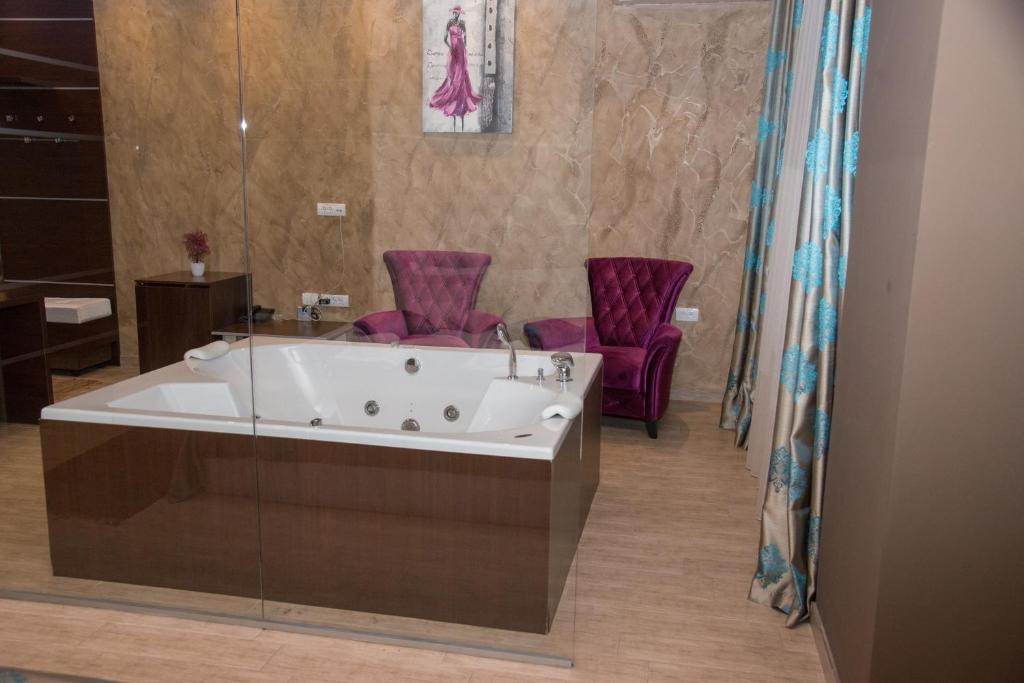 Koupelna v ubytování Hotel Crystal